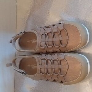 Easy Street sport shoe  for Ladies.9 M leather upper. Velcro to fasten shoe